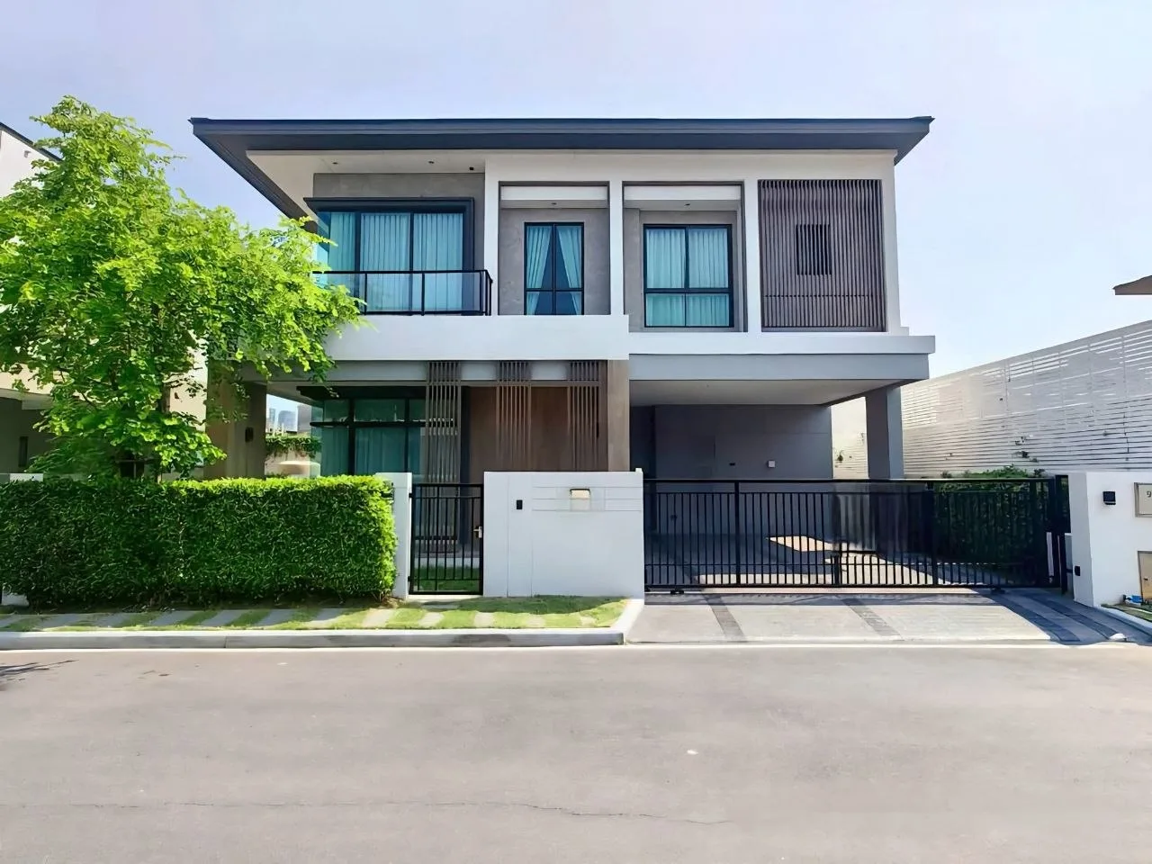 4 bedroom house for rent in Bang Na Bangkok - swimming pool and building amenities