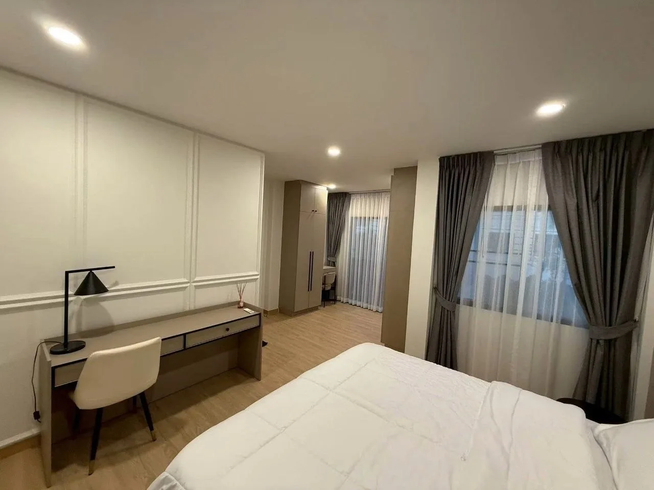 4 bedroom house for rent in Bang Na Bangkok - master bedroom interior
