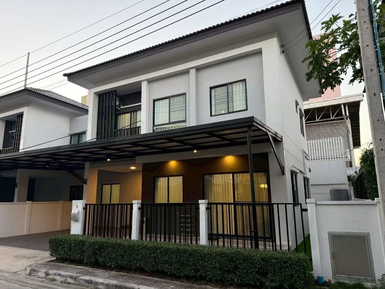 4 bedroom house for rent in Bang Na Bangkok - balcony perspective