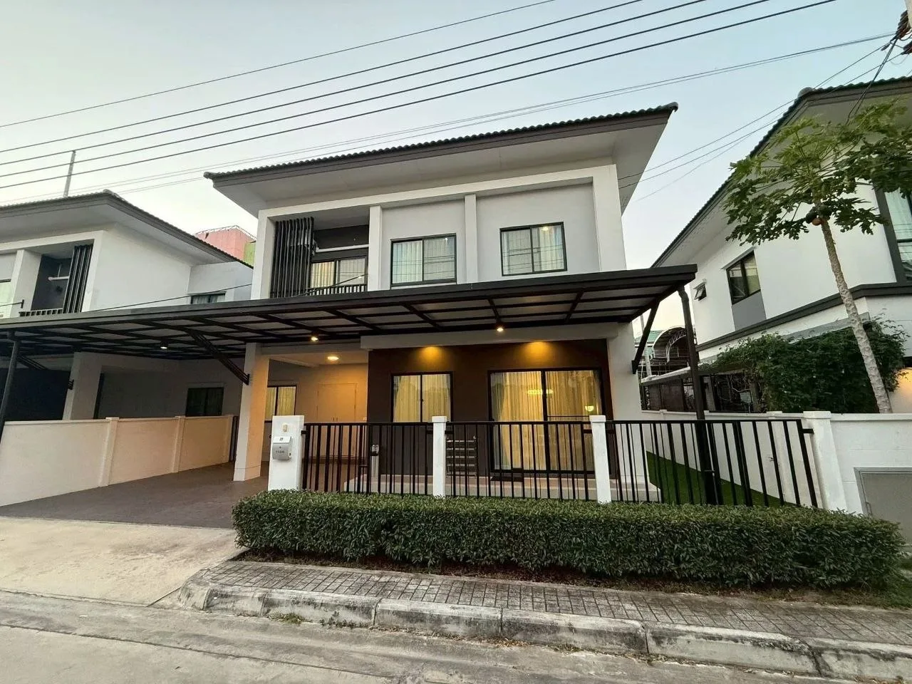 4 bedroom house for rent in Bang Na Bangkok - living room view