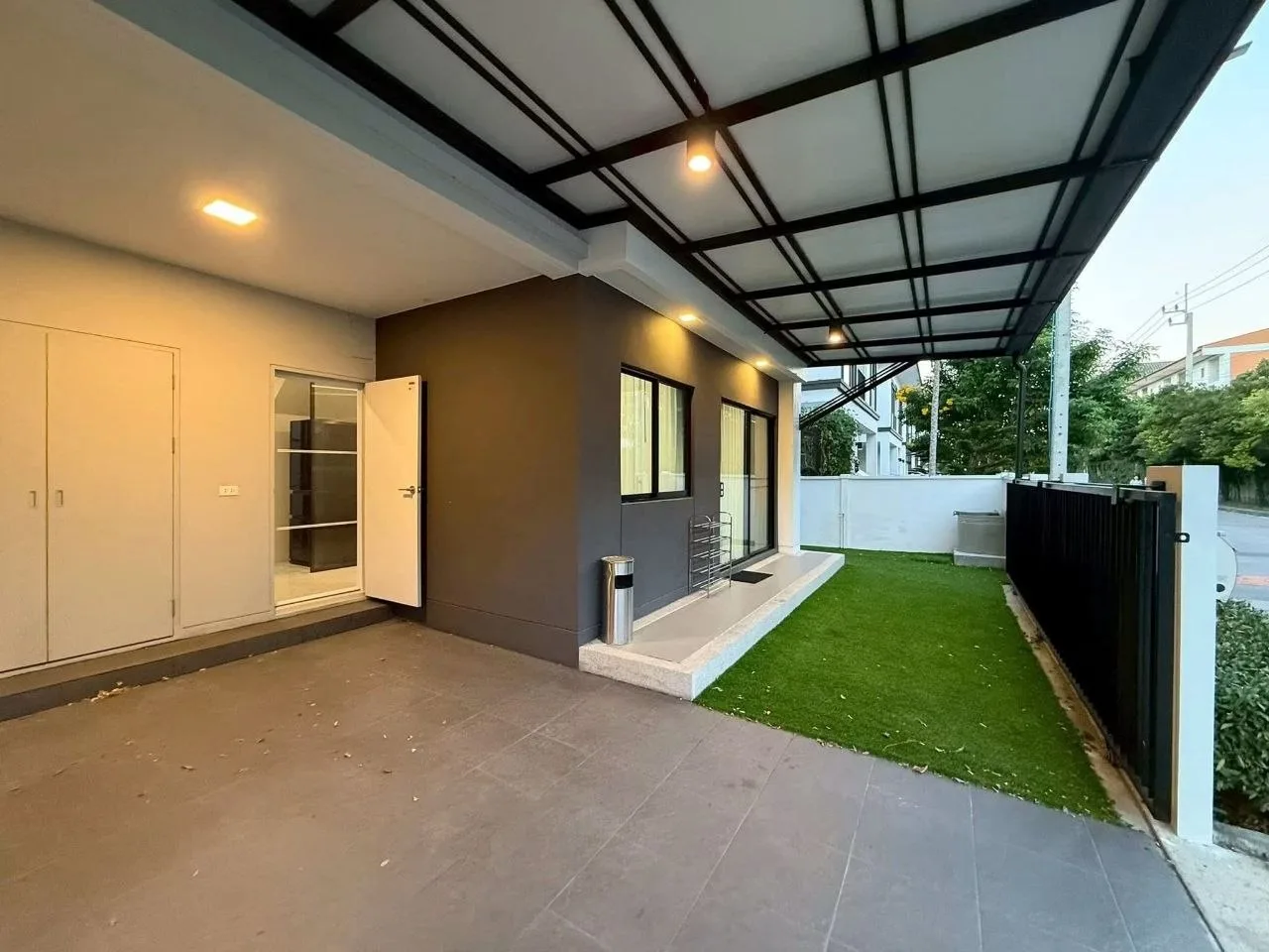 4 bedroom house for rent in Bang Na Bangkok - kitchen and dining area