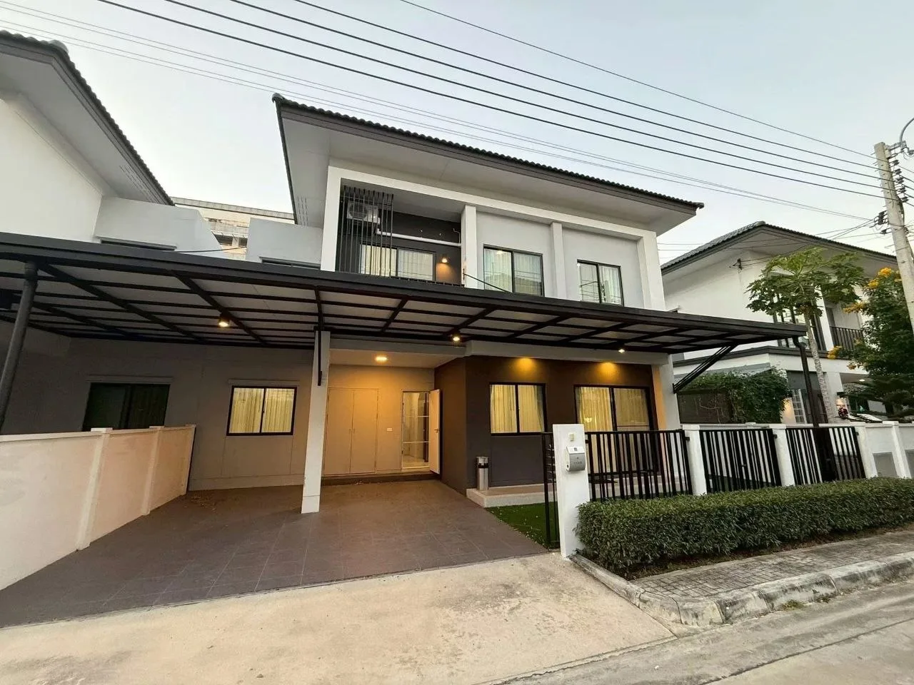 4 bedroom house for rent in Bang Na Bangkok - bathroom and modern finishes