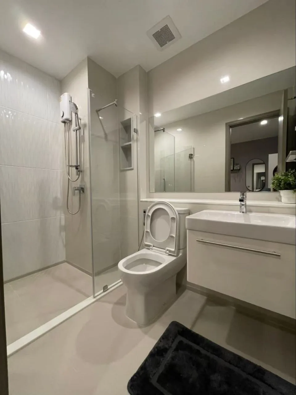 1 bedroom condo for rent in Rama 9 Bangkok - swimming pool and building amenities