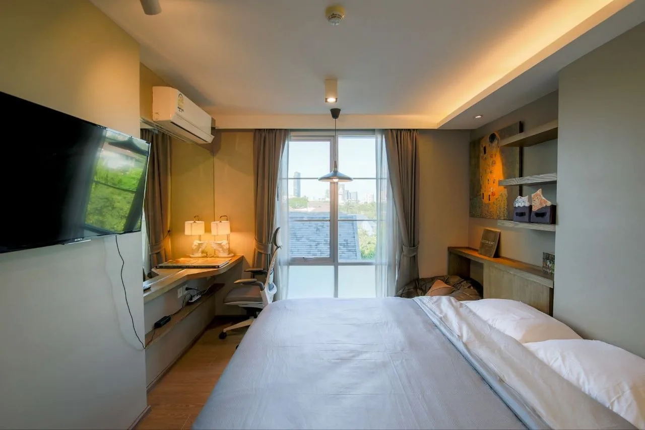 2 bedroom condo for rent in Sukhumvit Bangkok - kitchen and dining area