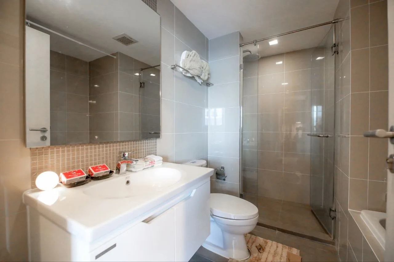 2 bedroom condo for rent in Sukhumvit Bangkok - kitchen and dining area