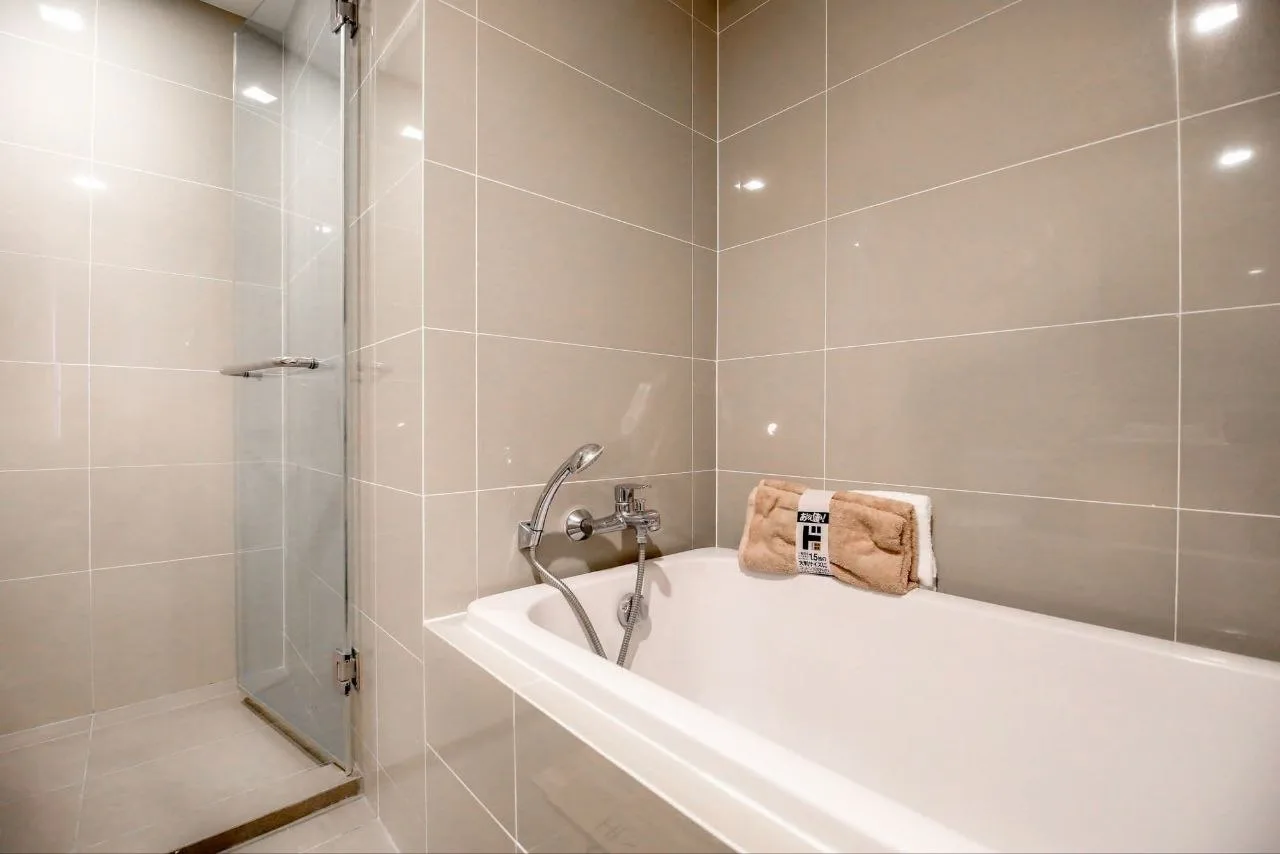2 bedroom condo for rent in Sukhumvit Bangkok - master bedroom interior