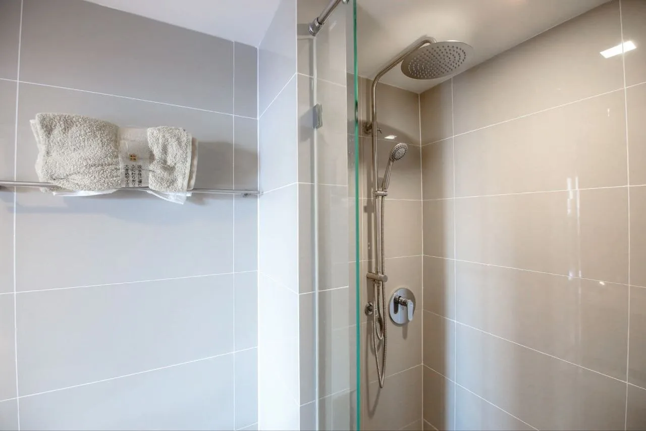 2 bedroom condo for rent in Sukhumvit Bangkok - bathroom and modern finishes