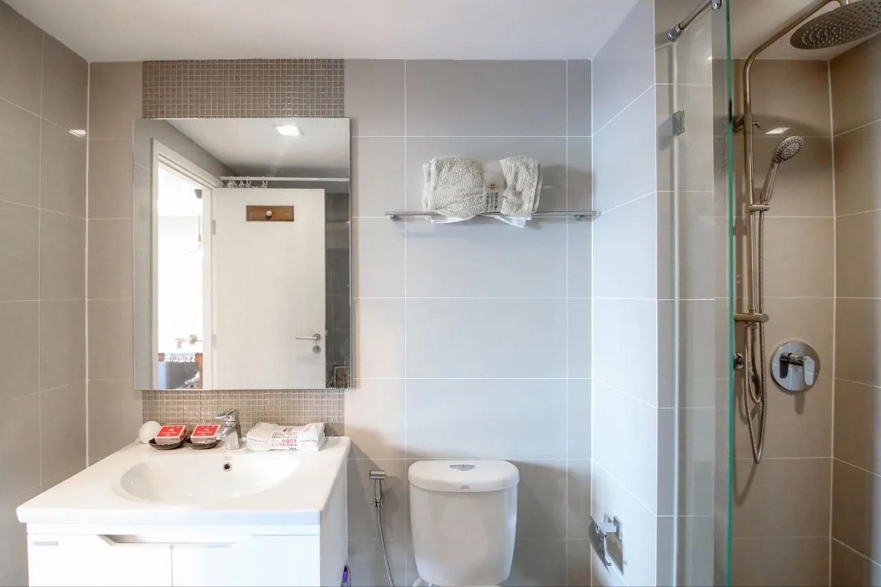2 bedroom condo for rent in Sukhumvit Bangkok - swimming pool and building amenities