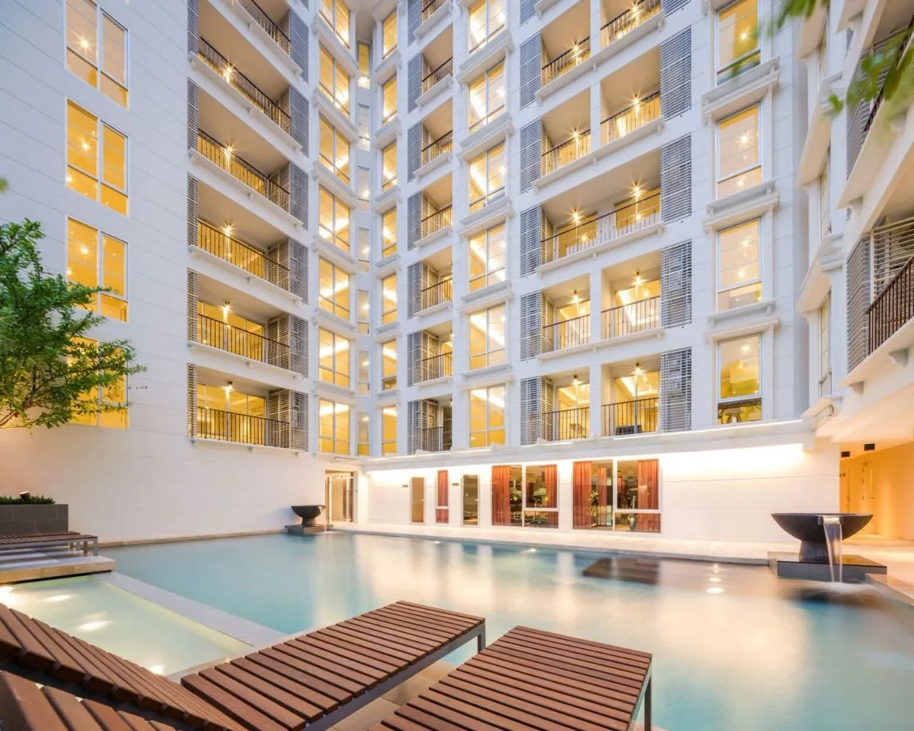 2 bedroom condo for rent in Sukhumvit Bangkok - kitchen and dining area