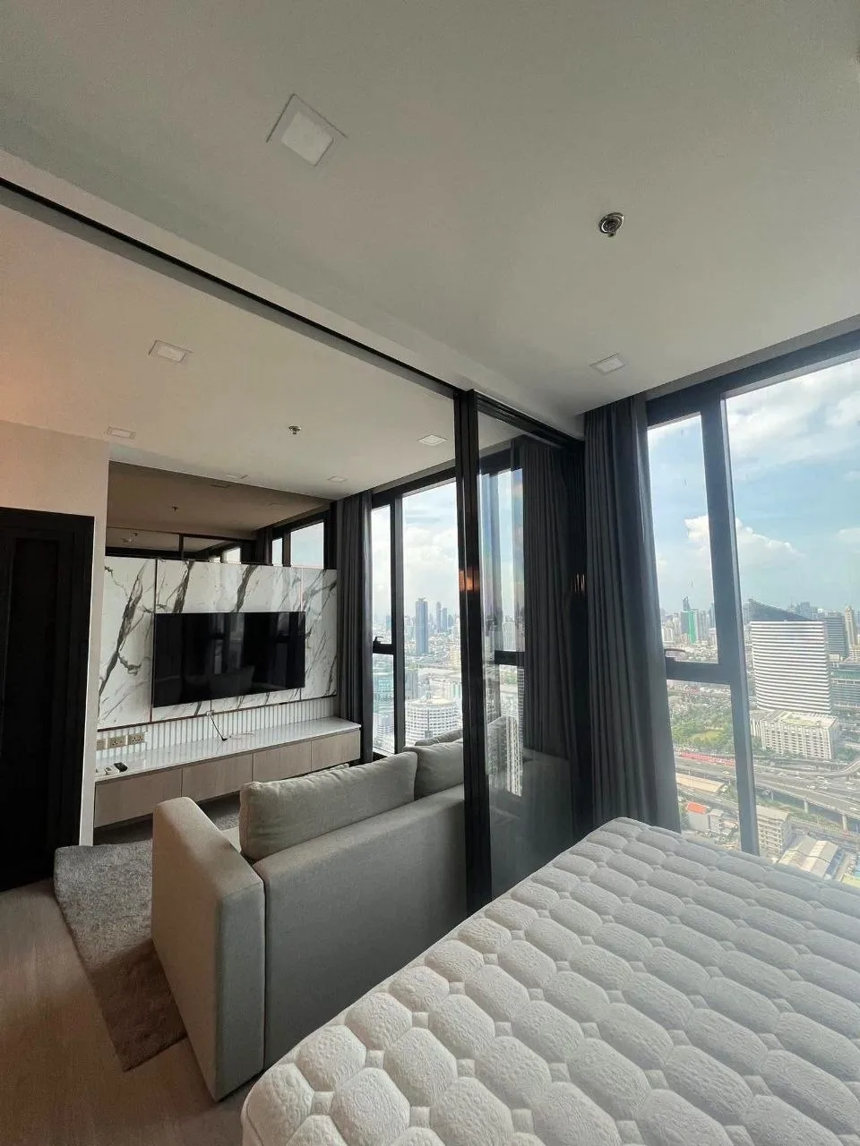 1 bedroom condo for rent in Rama 9 Bangkok - living room view