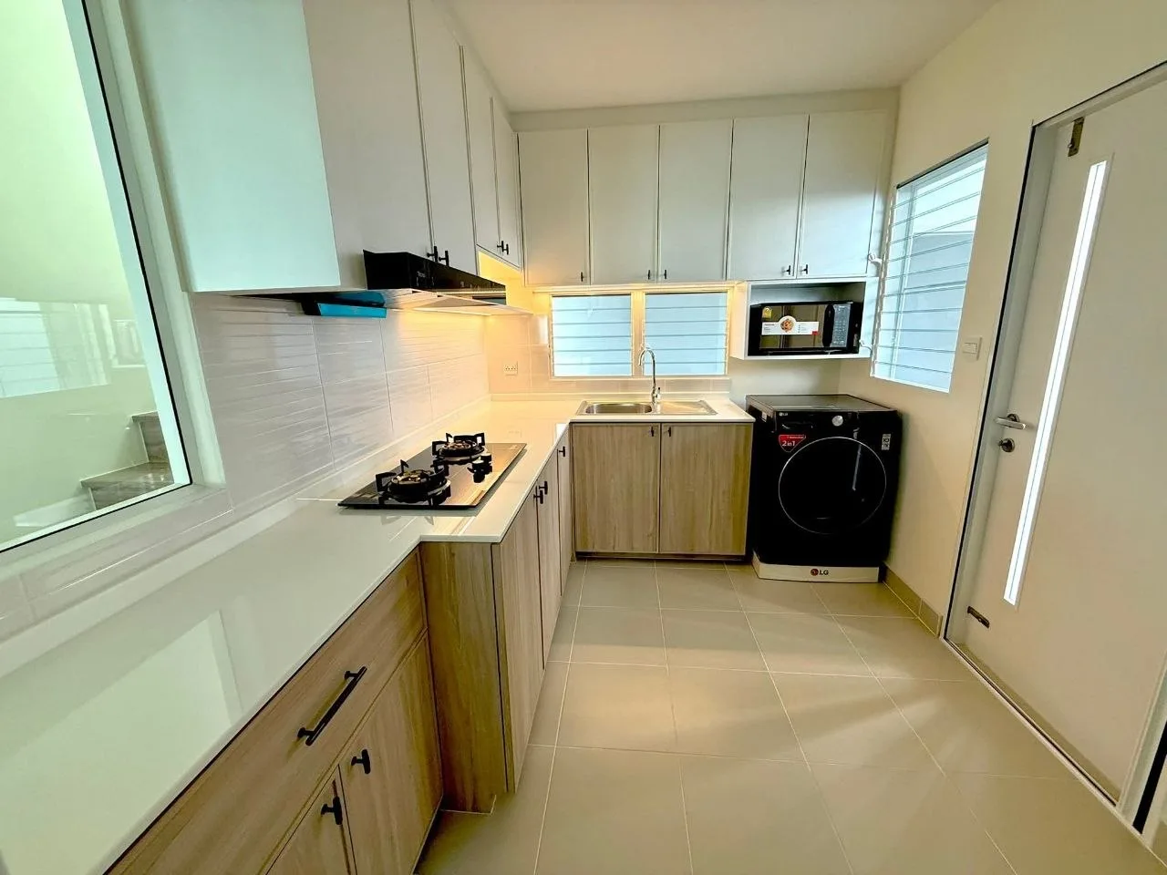 4 bedroom house for rent in Bang Na Bangkok - bathroom and modern finishes