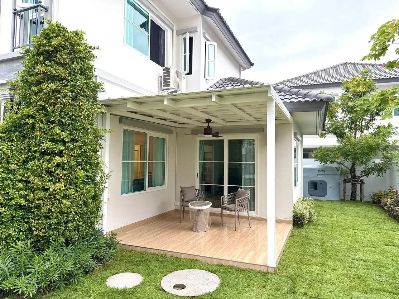 4 bedroom house for rent in Bang Na Bangkok - swimming pool and building amenities