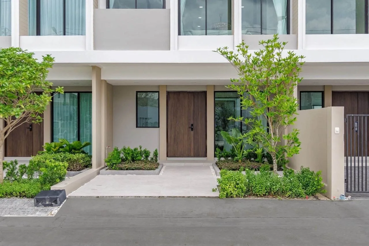 3 bedroom condo for sale in Charan Sanitwong Bangkok - kitchen and dining area