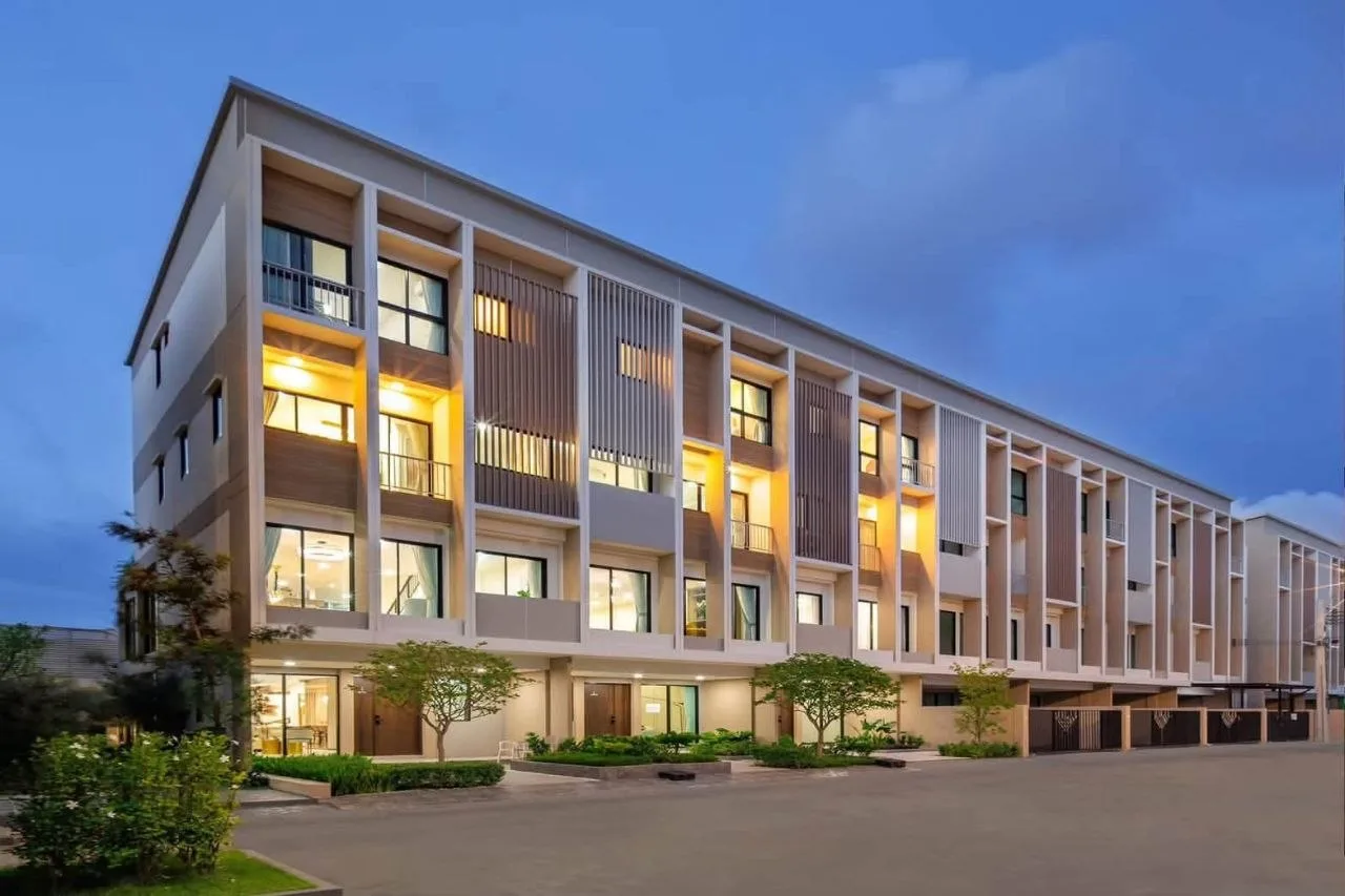 3 bedroom condo for sale in Charan Sanitwong Bangkok - bathroom and modern finishes