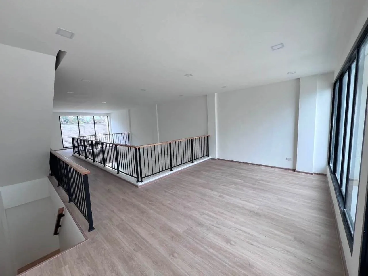 3 bedroom condo for sale in Charan Sanitwong Bangkok - swimming pool and building amenities