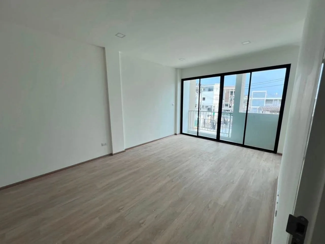 3 bedroom condo for sale in Charan Sanitwong Bangkok - kitchen and dining area