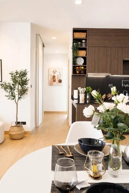 2 bedroom condo for rent in Phaya Thai Bangkok - swimming pool and building amenities