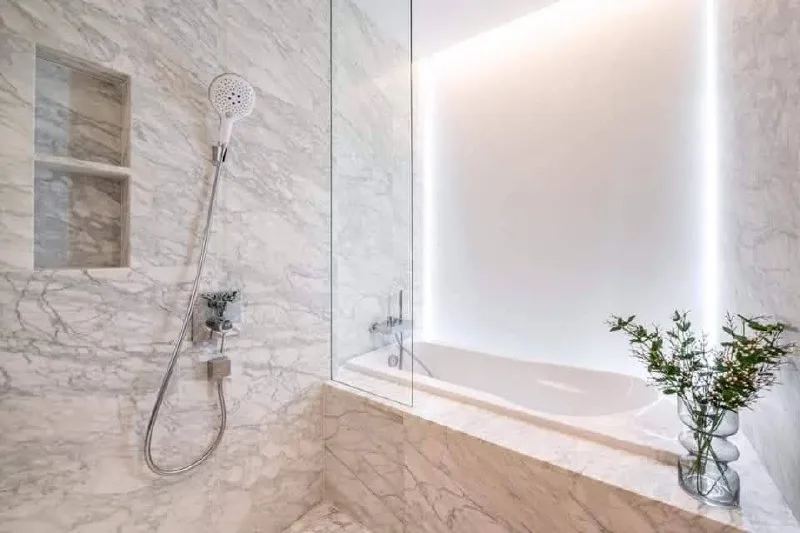 2 bedroom condo for rent in Phaya Thai Bangkok - swimming pool and building amenities