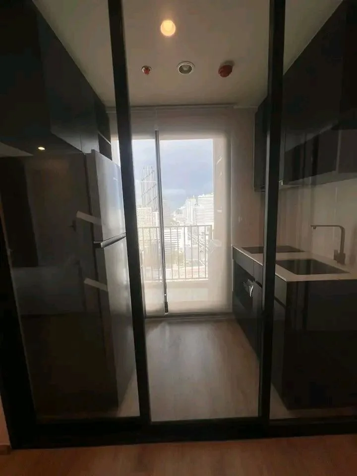 1 bedroom condo for rent in Rama 9 Bangkok - bathroom and modern finishes