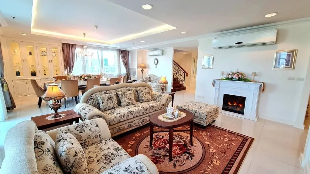 4 bedroom condo for rent in Sukhumvit Bangkok - living room view