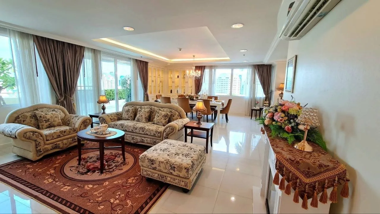 4 bedroom condo for rent in Sukhumvit Bangkok - master bedroom interior