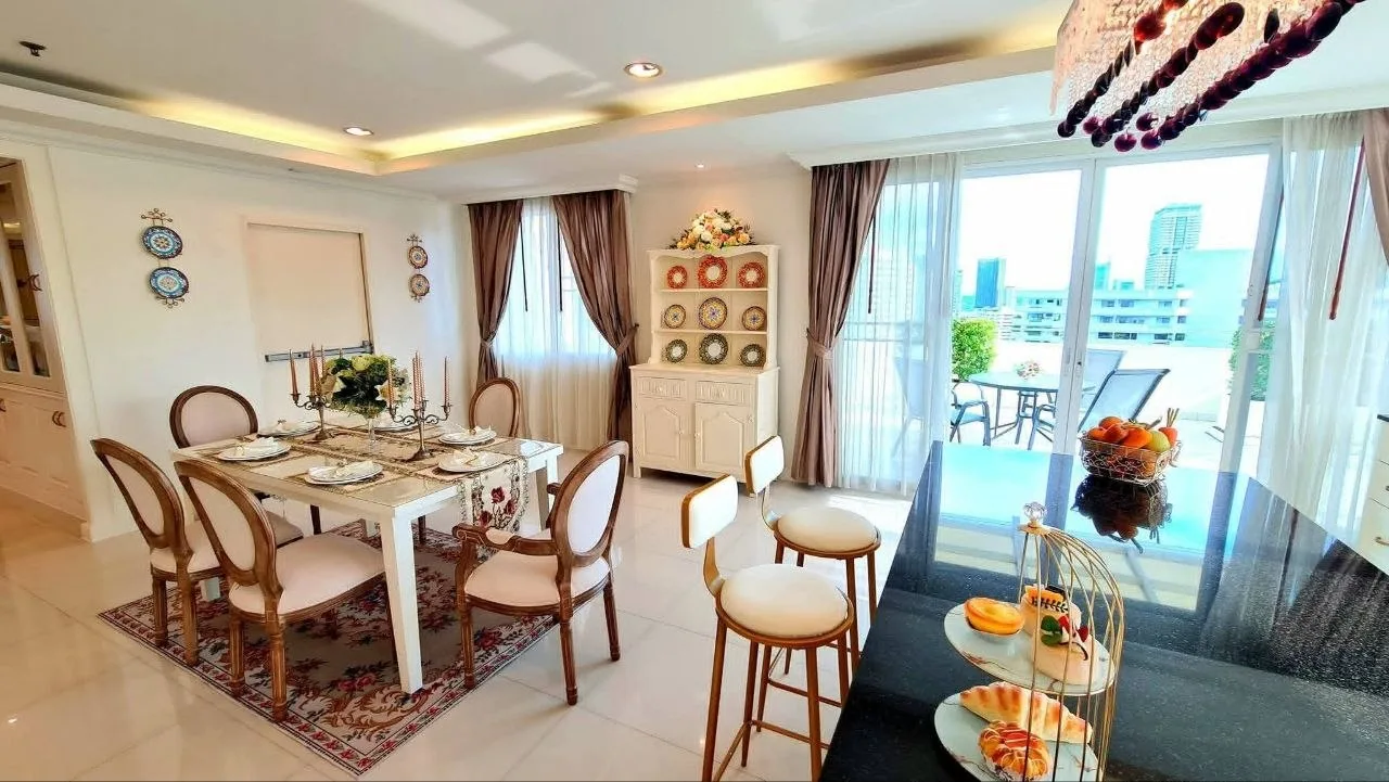 4 bedroom condo for rent in Sukhumvit Bangkok - balcony perspective
