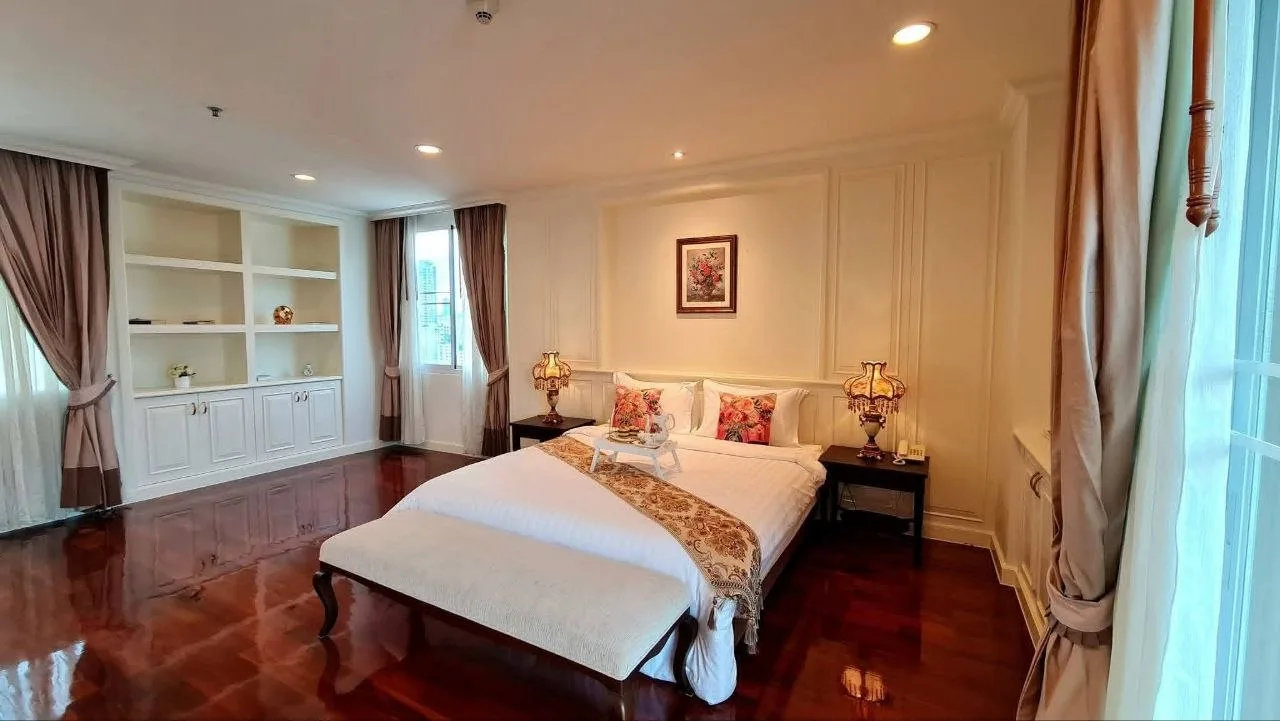 4 bedroom condo for rent in Sukhumvit Bangkok - living room view