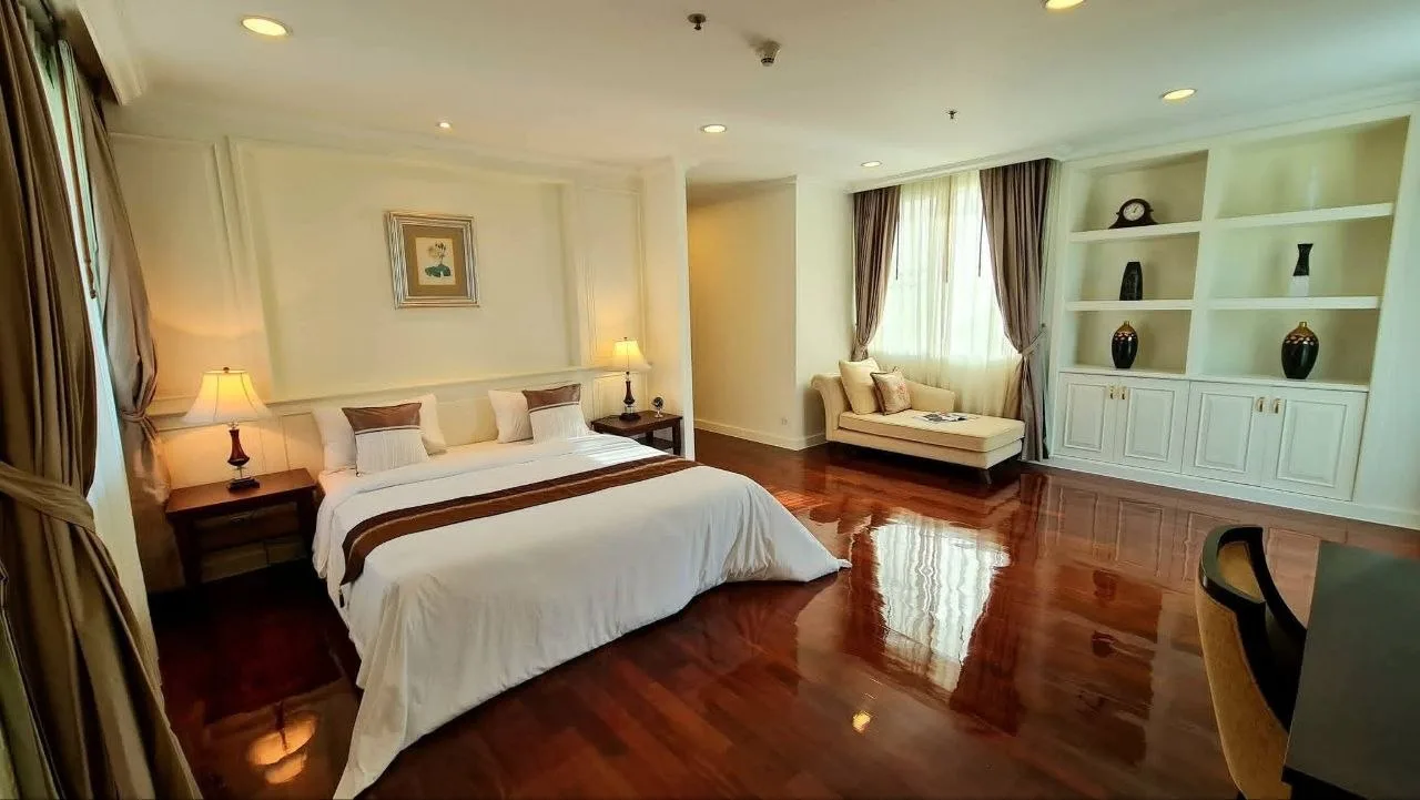 4 bedroom condo for rent in Sukhumvit Bangkok - master bedroom interior