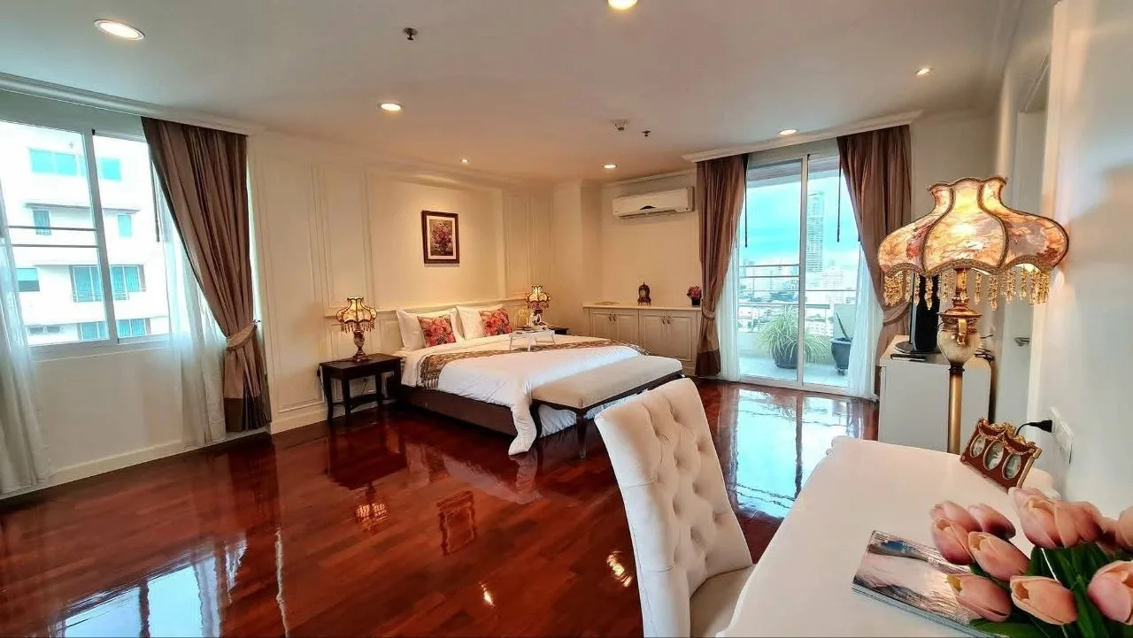 4 bedroom condo for rent in Sukhumvit Bangkok - swimming pool and building amenities