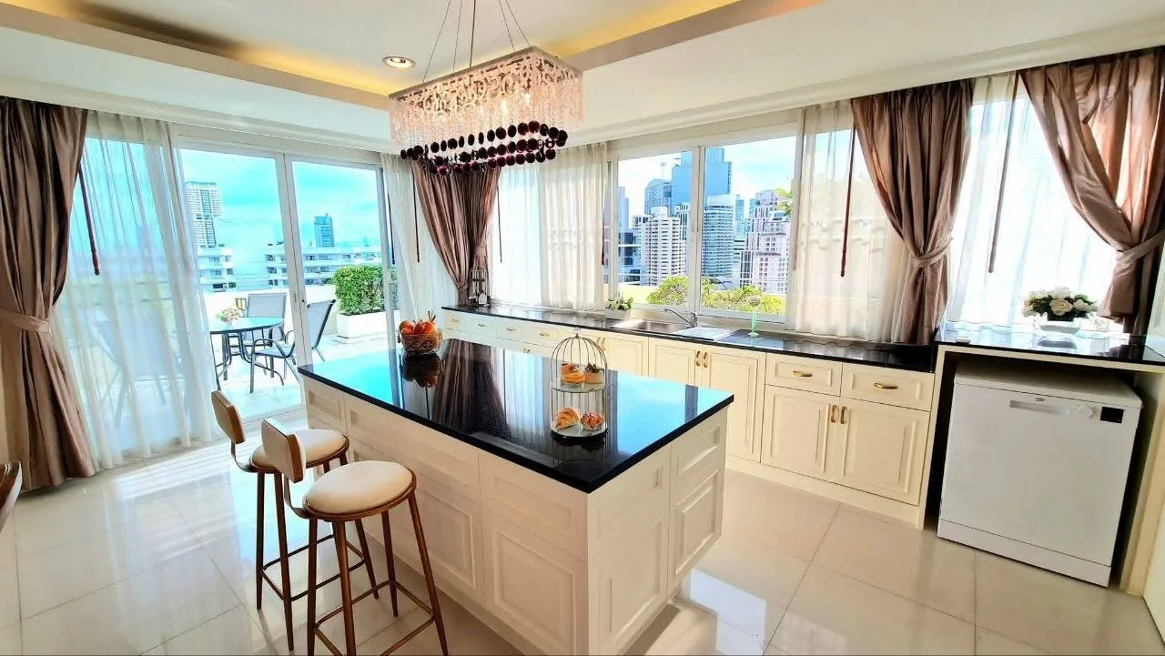 4 bedroom condo for rent in Sukhumvit Bangkok - balcony perspective