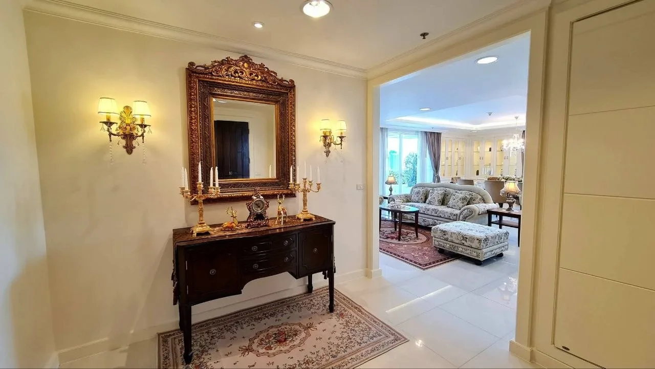 4 bedroom condo for rent in Sukhumvit Bangkok - living room view