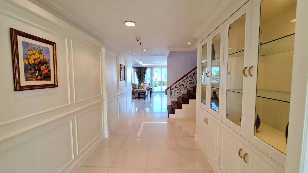 4 bedroom condo for rent in Sukhumvit Bangkok - master bedroom interior
