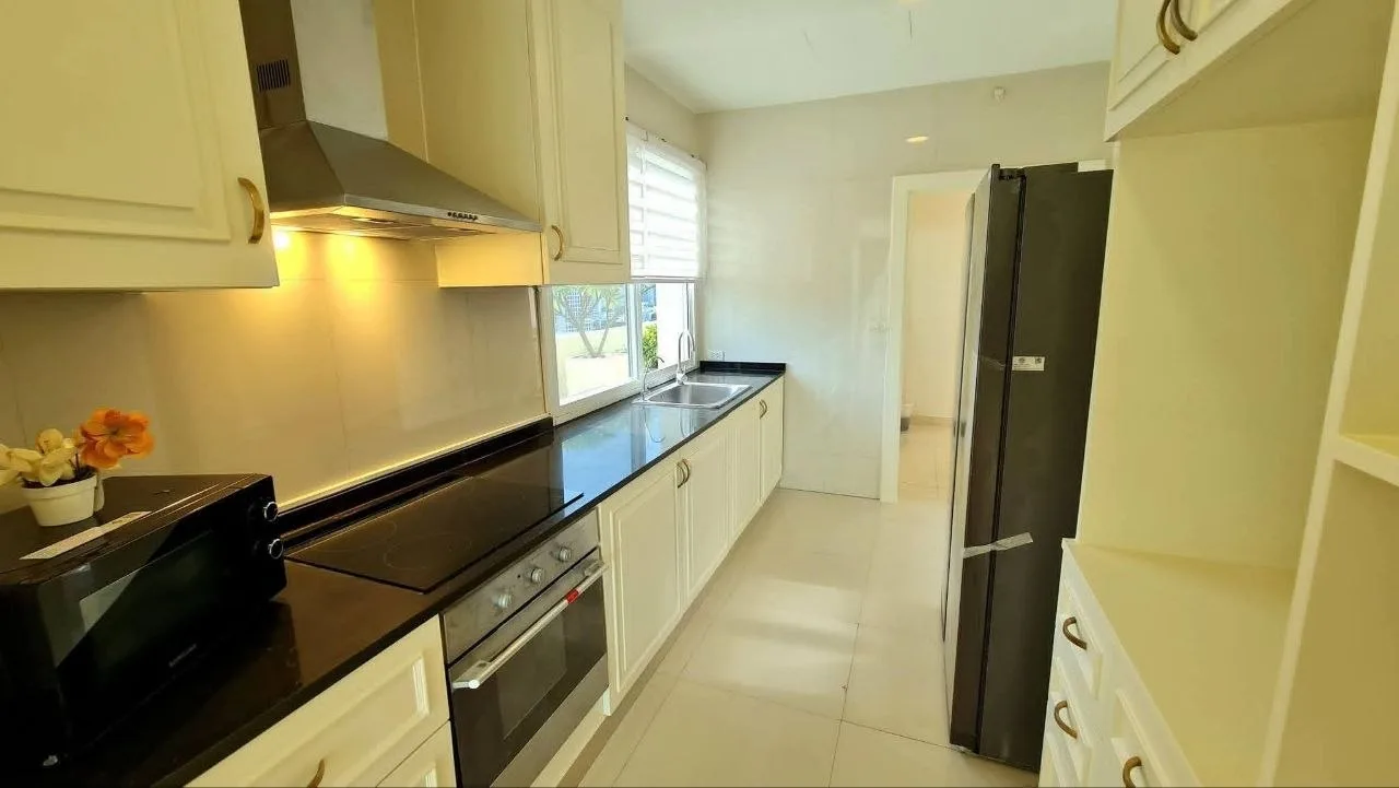 4 bedroom condo for rent in Sukhumvit Bangkok - bathroom and modern finishes
