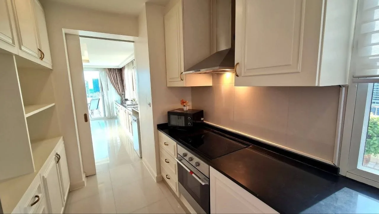 4 bedroom condo for rent in Sukhumvit Bangkok - swimming pool and building amenities