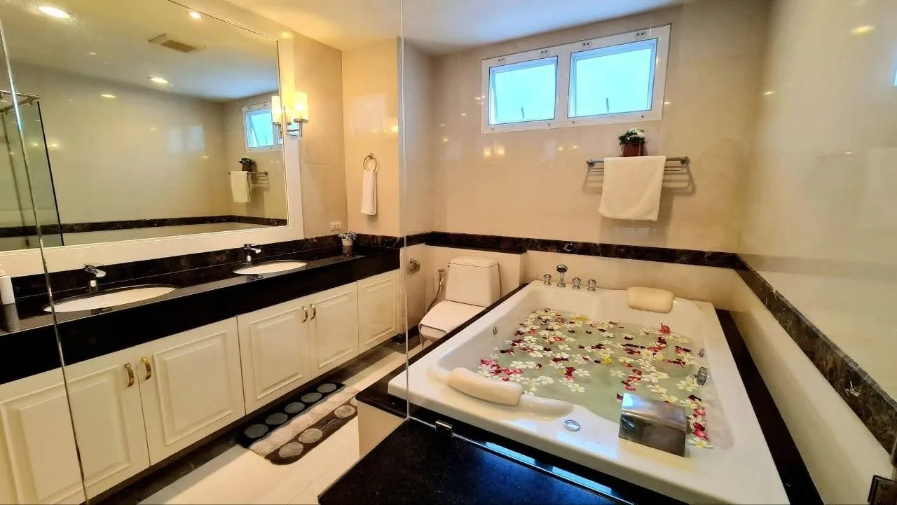 4 bedroom condo for rent in Sukhumvit Bangkok - balcony perspective