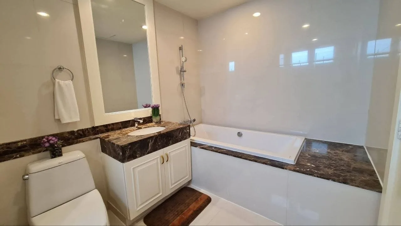 4 bedroom condo for rent in Sukhumvit Bangkok - kitchen and dining area