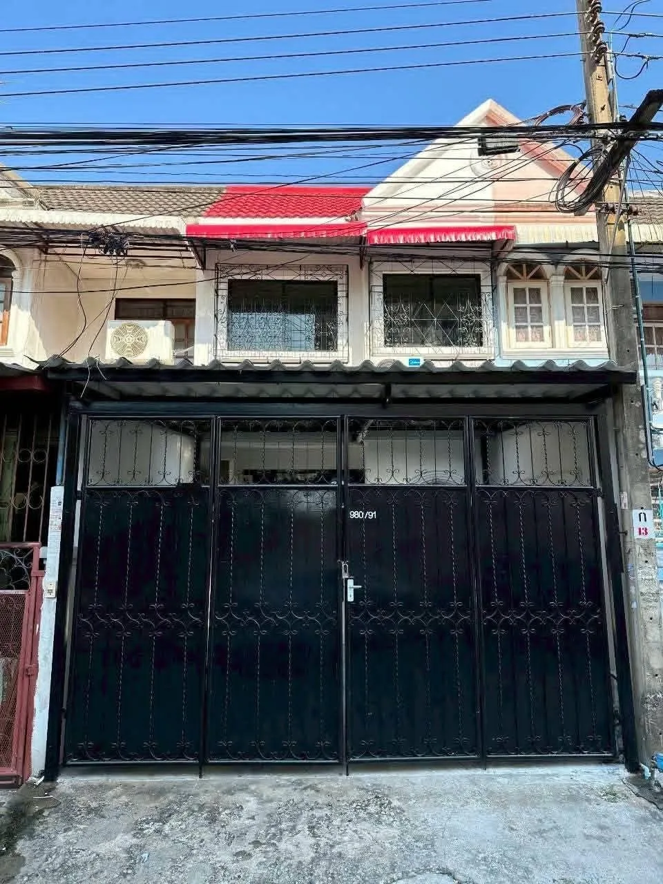 3 bedroom house for rent in Punnawithi Bangkok - living room view