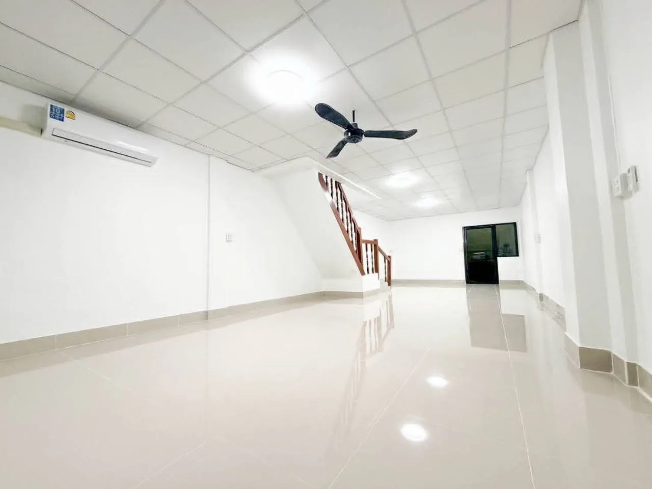 3 bedroom house for rent in Punnawithi Bangkok - master bedroom interior