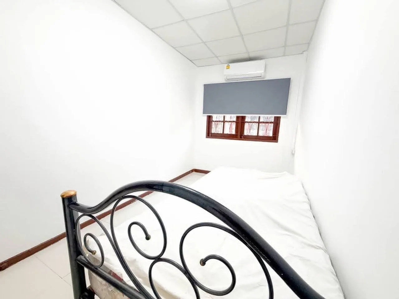 3 bedroom house for rent in Punnawithi Bangkok - bathroom and modern finishes