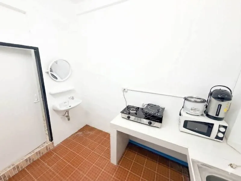 3 bedroom house for rent in Punnawithi Bangkok - swimming pool and building amenities