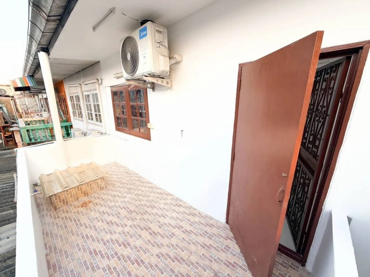 3 bedroom house for rent in Punnawithi Bangkok - living room view