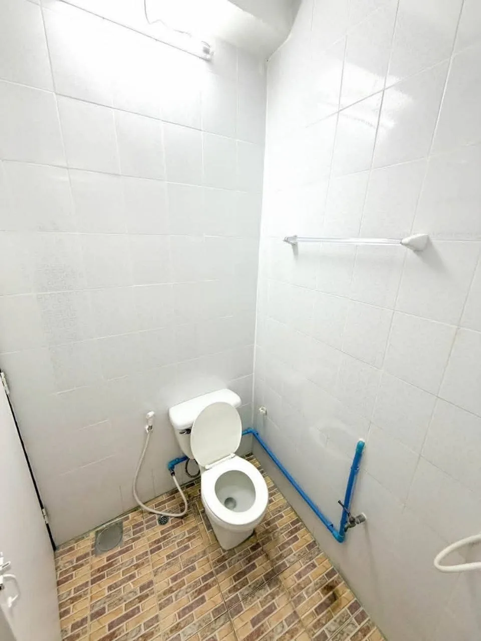 3 bedroom house for rent in Punnawithi Bangkok - kitchen and dining area