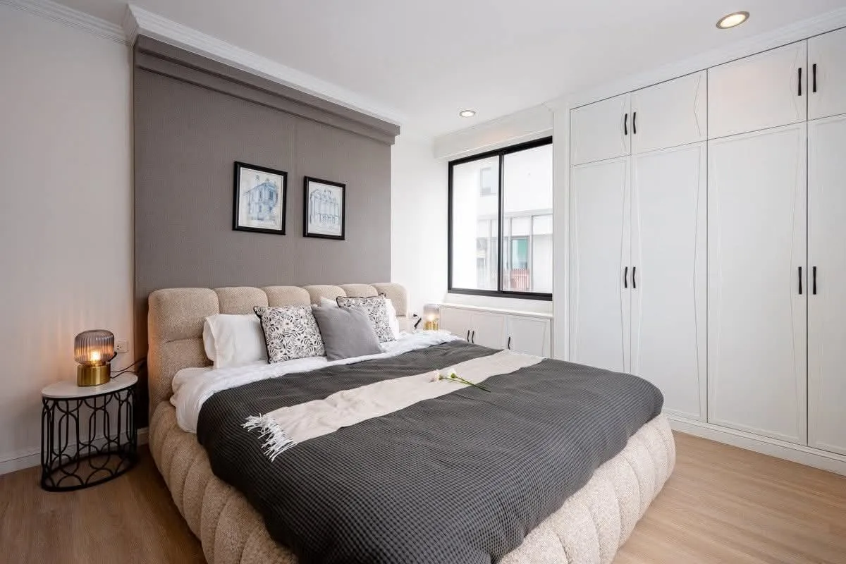 3 bedroom condo for sale in Asok Bangkok - kitchen and dining area