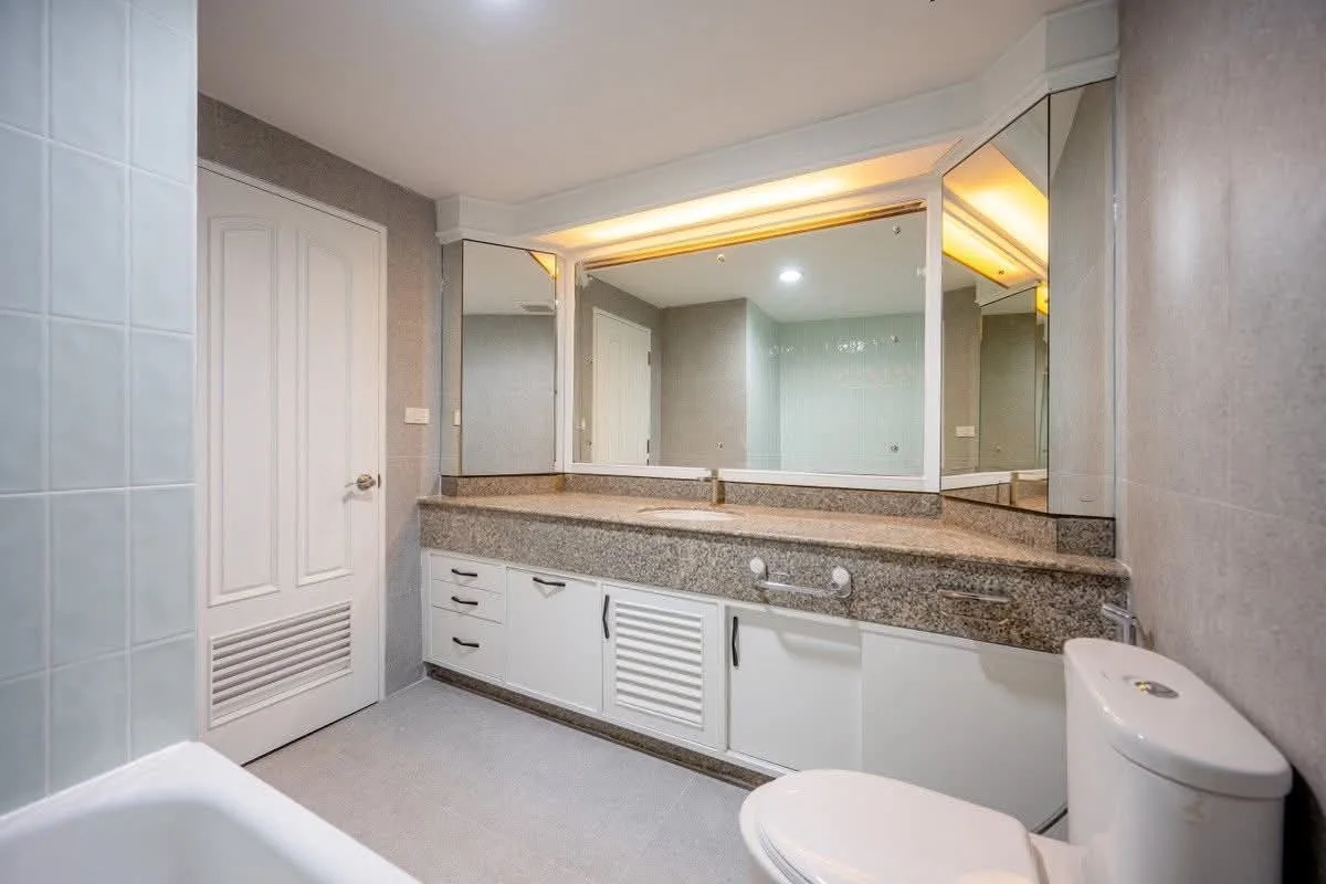 3 bedroom condo for sale in Asok Bangkok - balcony perspective