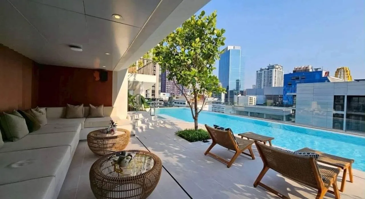1 bedroom condo for rent in Ekkamai Bangkok - kitchen and dining area