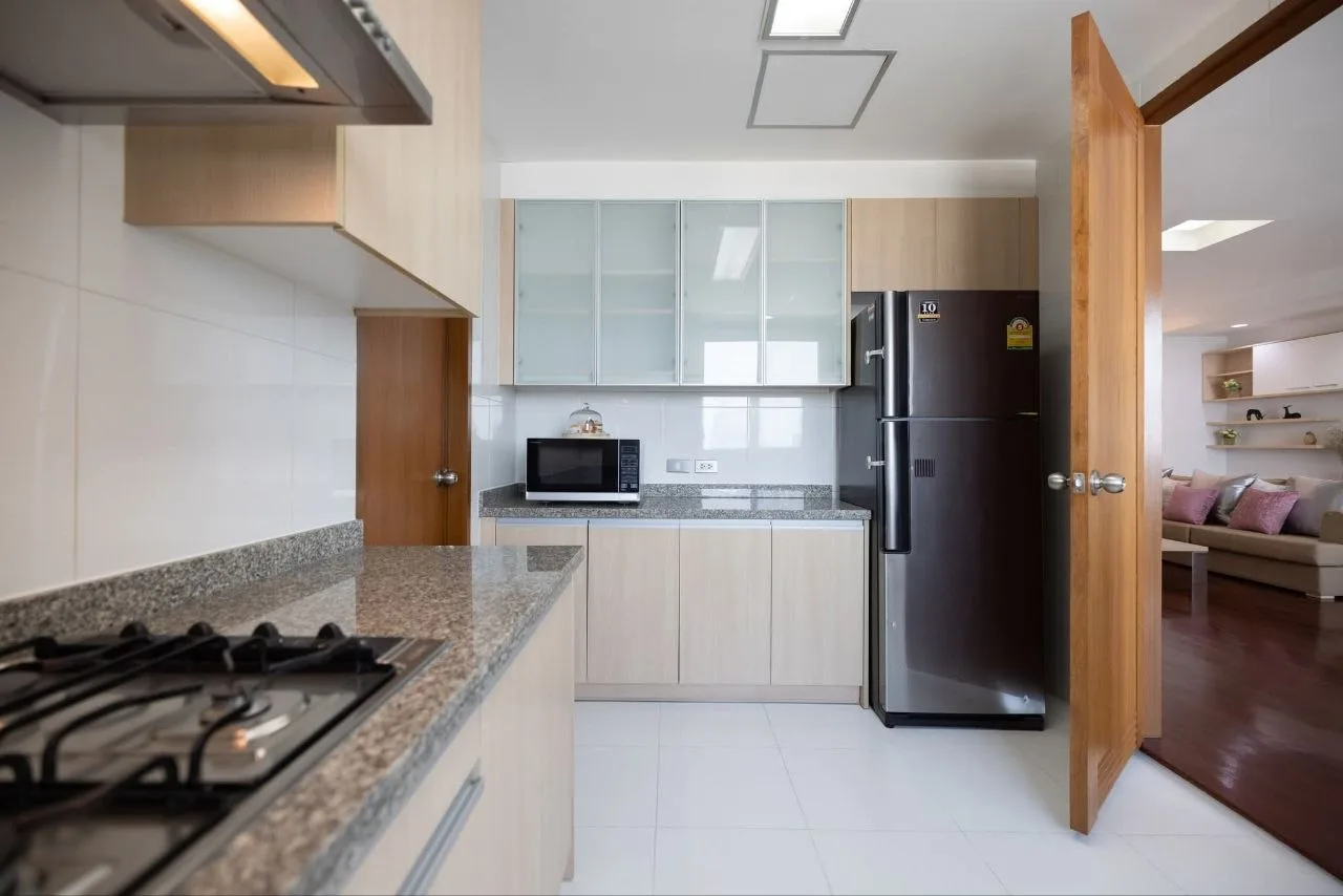 2 bedroom condo for rent in Sukhumvit Bangkok - swimming pool and building amenities