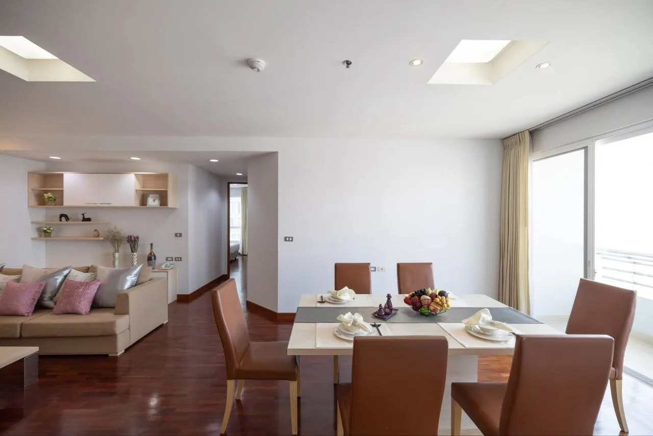 2 bedroom condo for rent in Sukhumvit Bangkok - living room view