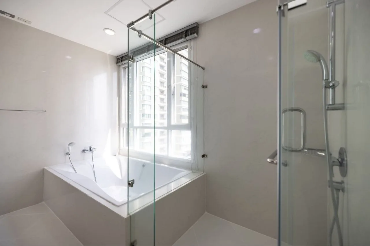 2 bedroom condo for rent in Sukhumvit Bangkok - kitchen and dining area