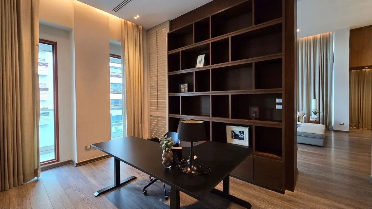 3 bedroom condo for rent in Chit Lom / Ploenchit Bangkok - swimming pool and building amenities