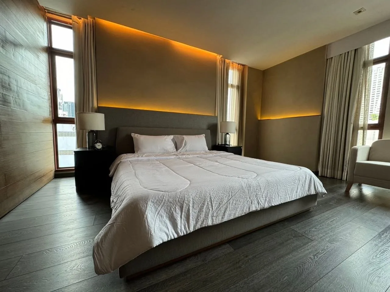 3 bedroom condo for rent in Chit Lom / Ploenchit Bangkok - living room view